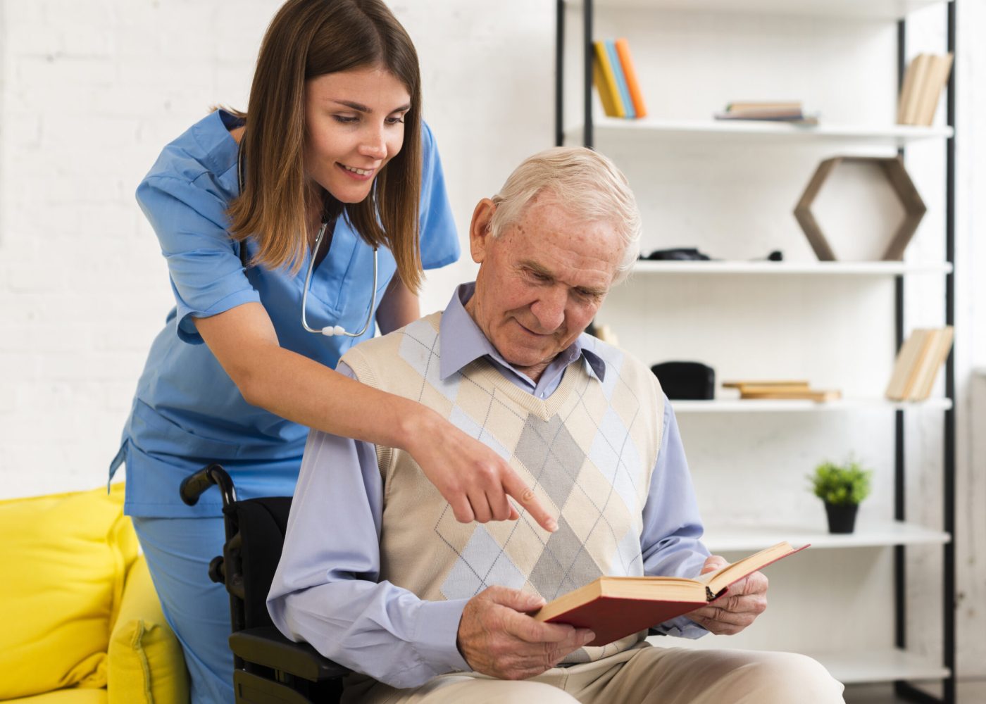 krankenschwester-die-auf-das-buch-des-alten-mannes-zeigt